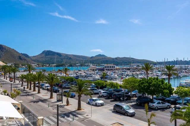 Beachfront apartment with sea views for sale in Puerto Pollensa, North Mallorca — photo 2