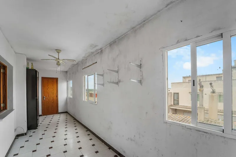 Spacious apartment with terrace and XL garage to realize your dream home in Felanitx — photo 11