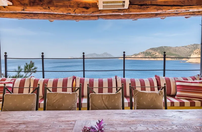 Villa with sea access and private dock in Port d'Andratx for rent — photo 3