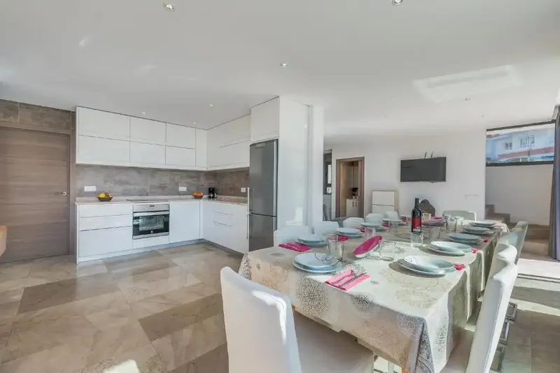 Discover this impressive minimalist-style chalet for sale in Playas de Muro, just 350 meters from the sea. — photo 8