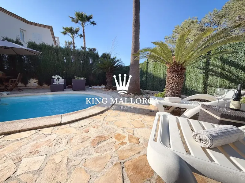 We offer a wonderful semi-detached villa with 3 bedrooms, 2 bathrooms, private pool, parking and large garden. — photo 6