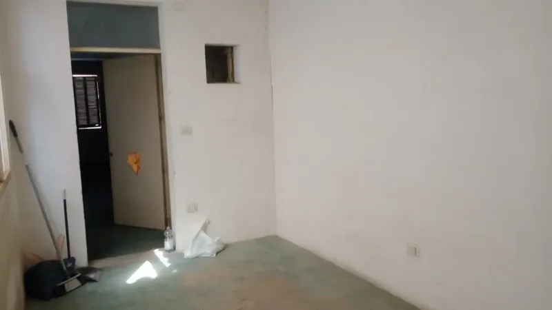 se vende 1 planta junto con un local garage de 102mq buona para inversión o reformar y vivienda.. — photo 4