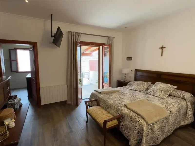 ¡Bienvenido a tu futuro hogar en Mallorca! ¿Te imaginas viviendo en una casa de pueblo mallorquina que combina el encanto de la tradición co — photo 8