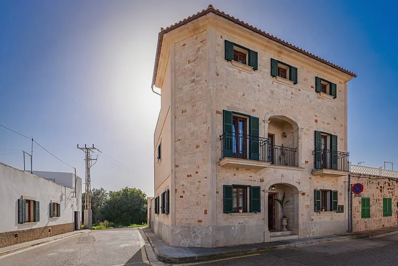 A house that tells stories and creates space for new ones - townhouse in the center of Santanyí — photo 1