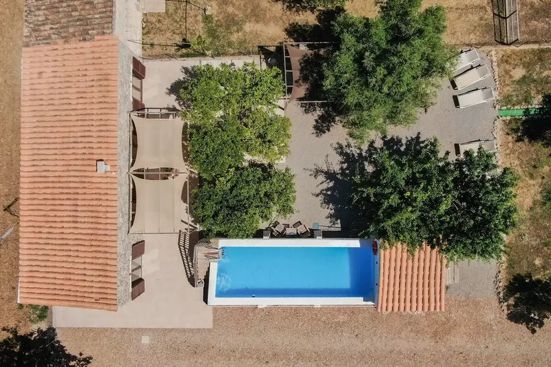 This beautiful property is located in the idyllic countryside near the charming village of Campanet on a plot of about 3,900 m², surrounded by — photo 4
