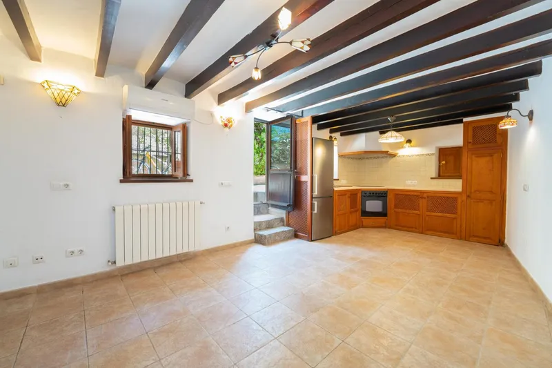Semi-detached house with pool near the center — photo 12