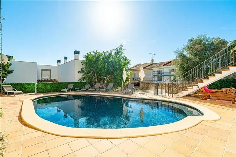 Semi-detached house in Genova with pool and distant sea views — photo 3
