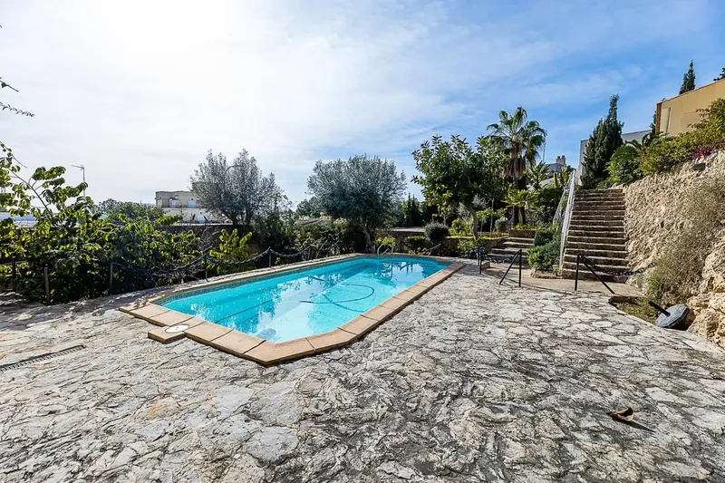 Ubicada en la prestigiosa zona residencial de La Bonanova, esta elegante villa disfruta de agradables vistas al mar y un entorno tranquilo y — photo 6