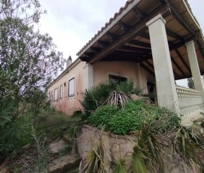 Triangular plot of 6,989 m2 with a 60 m2 house and a 225 m2 chalet — photo 3