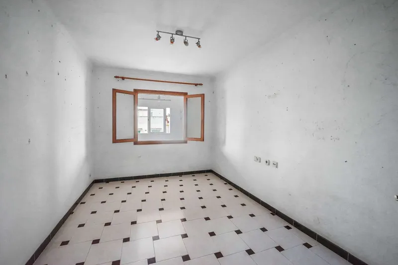 Spacious apartment with terrace and XL garage to realize your dream home in Felanitx — photo 5