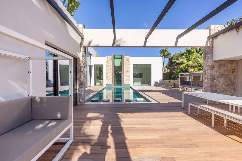 Elegant luxury villa with generous outdoor area — photo 2