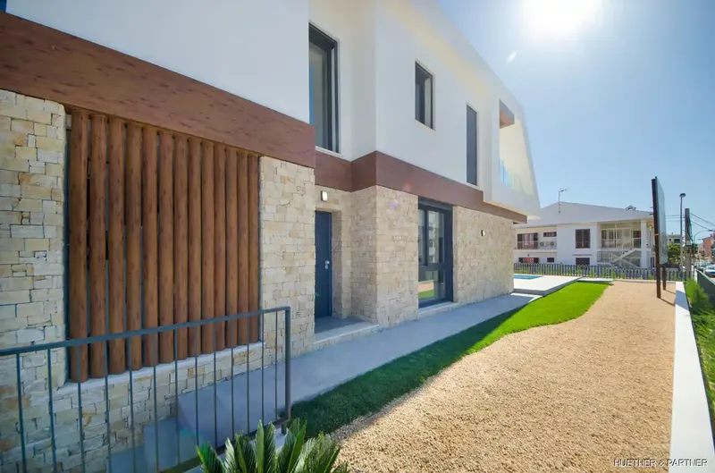 This new building with ground floor apartments, penthouses and townhouses is being built in an absolutely privileged location in Ca — photo 3