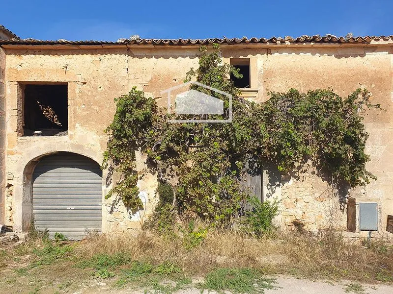 Spacious house with great renovation potential and possibility of a pool in Ses Salines — photo 1