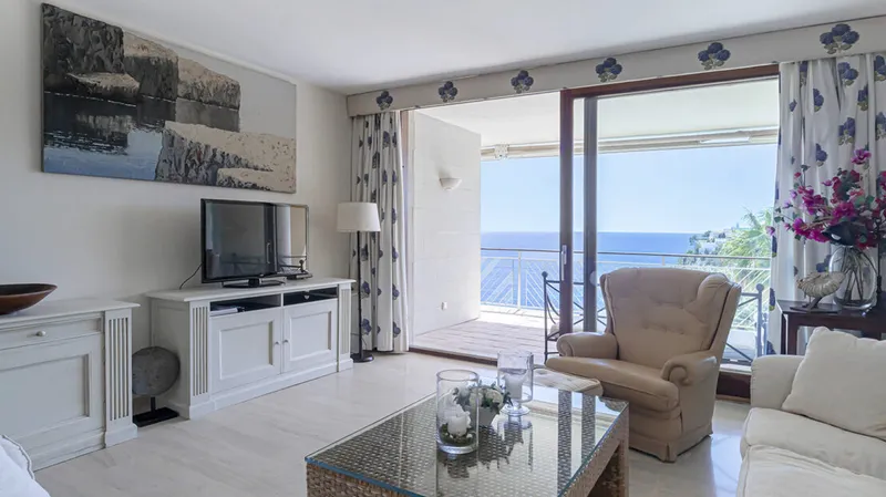 Superb and luxurious, south facing apartment in a first line waterfront community affording panoramic sea and coastal views in Sol de Mallorca – For Sale — photo 7