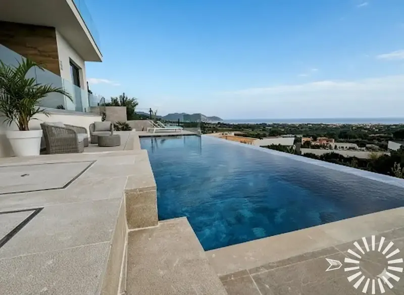 This elegant and modern luxury villa is situated on a hill with views of the bay of Costa de los Pinos. Its elevated position guarantees — photo 2