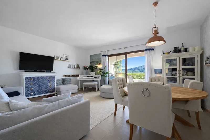 Elegant townhouse in an exclusive residential complex in Camp de Mar — photo 4