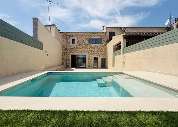 Terraced house in Calle Raval, de Sa, Maria de la Salud — photo 1