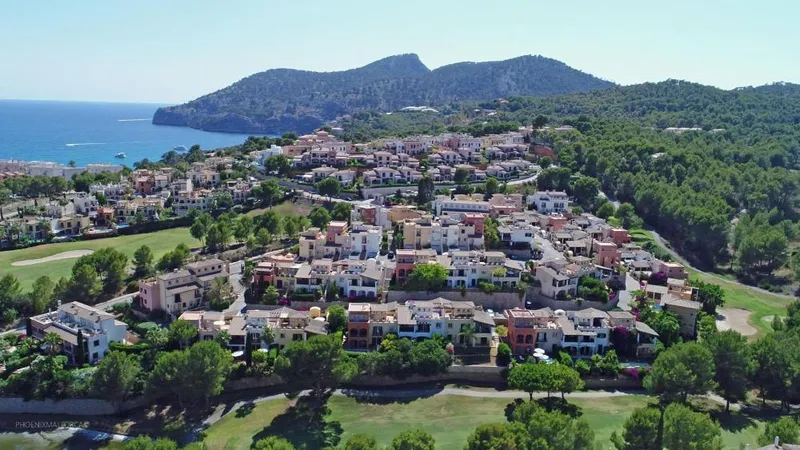 Excellent investment opportunity in a prestigious community in Camp de Mar — photo 2