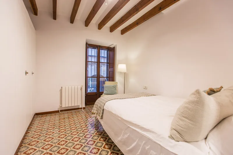 Spacious apartment in a quiet area of the Old Town – Monti-Sión — photo 6