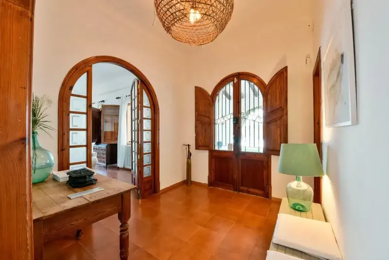 This impressive seafront villa now on offer is located in the coveted area of Alcanada, Alcudia. It offers a unique combination — photo 8