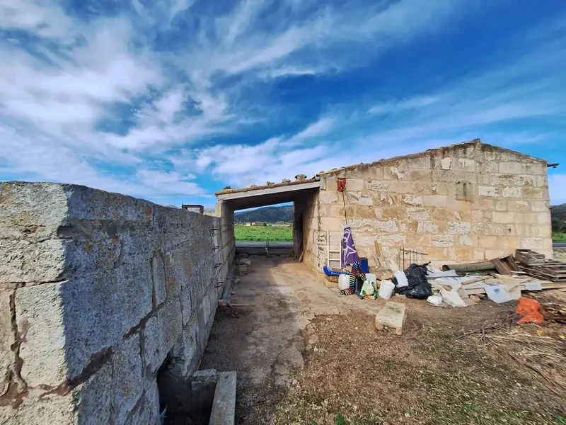 Rustic estate for sale with own well and irrigation pond, about 5,324 m2 of land and easy access next to the road — photo 1