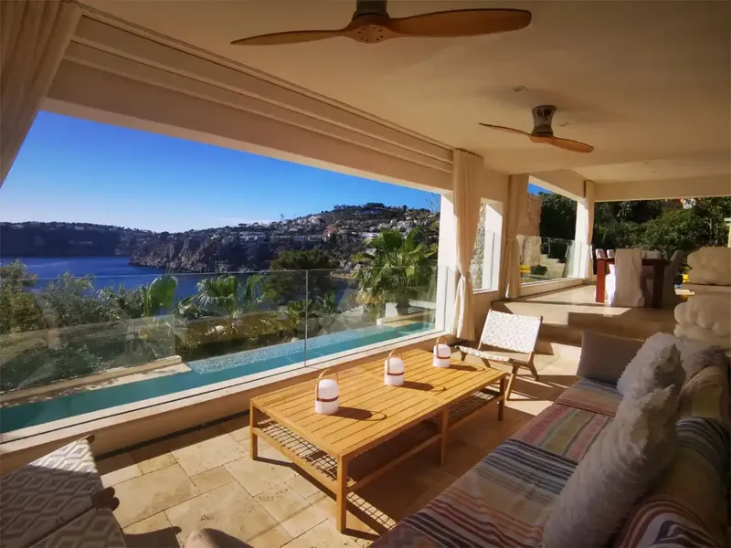 Esta villa moderna se ubica en la exclusiva zona de Cala Llamp en Port d´Andratx, y ofrece hermosas vistas al mar y puestas de sol. La villa — photo 3