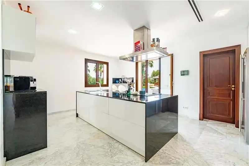 New chalet on plot of approx. 16,800 m2 with saltwater pool, 300 m2 built over two floors, large living-dining room — photo 9