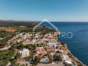 Ref. PRO202 – Spacious villa with separate apartment, sea views, pool, garages and roof terrace near the beach in Cala Serena, Cala d’Or — photo 1