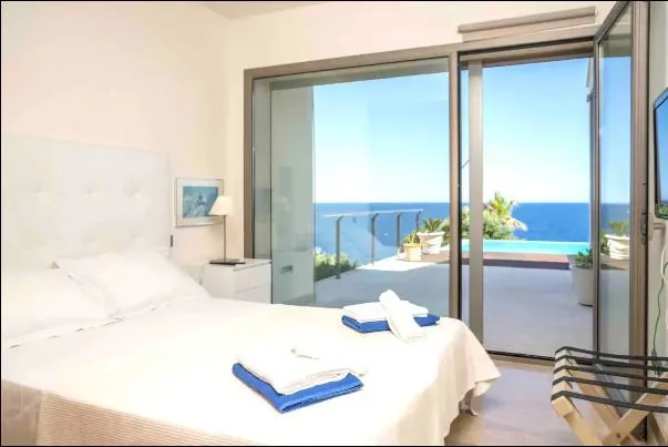 Frontline Luxury Villa with ETV License and Breathtaking Sea Views in Cala Magrana – Mallorca — photo 10