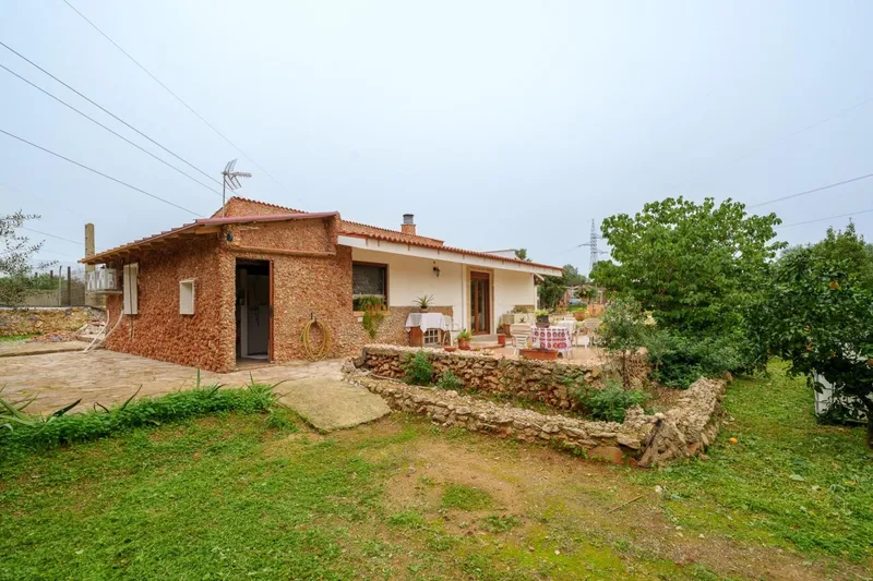 Rustic estate with multiple buildings and great potential — photo 1