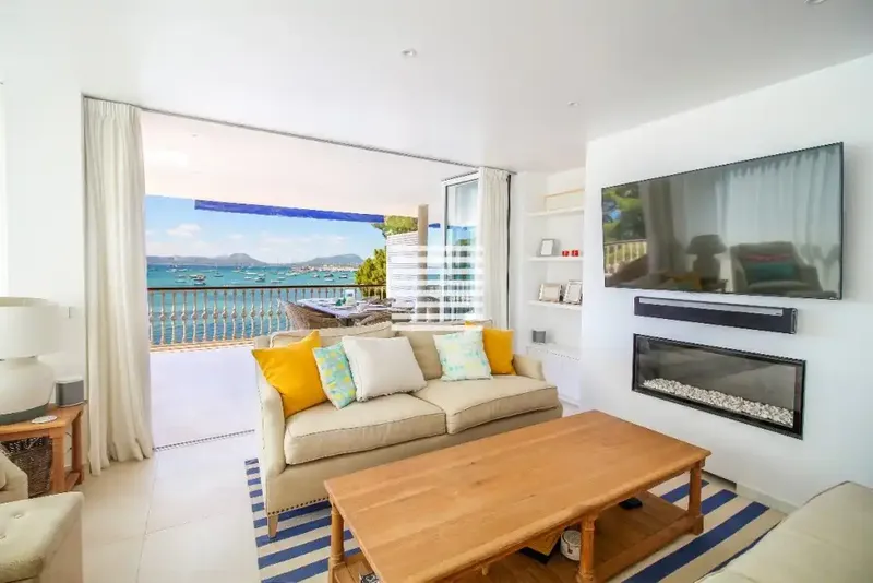 Spectacular beachfront apartment in one of the most privileged locations of Puerto Pollensa — photo 4