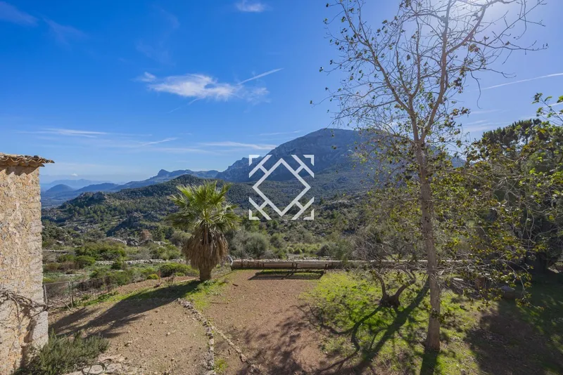 Exclusive country estate with an elegant residence and spectacular sea and mountain views for sale in Escorca, Mallorca. — photo 2