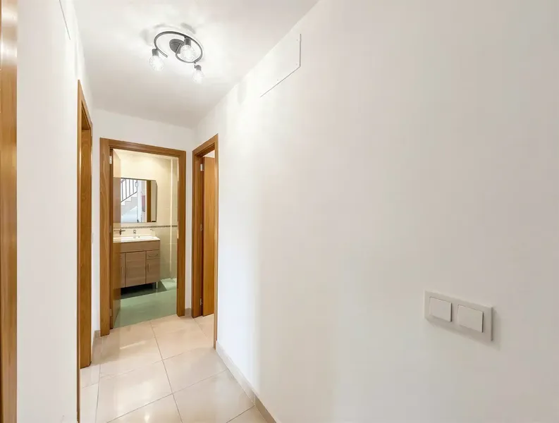 Located in the quiet and natural surroundings of Cales de Mallorca, this cozy penthouse offers a relaxed Mediterranean lifestyle with ample — photo 10