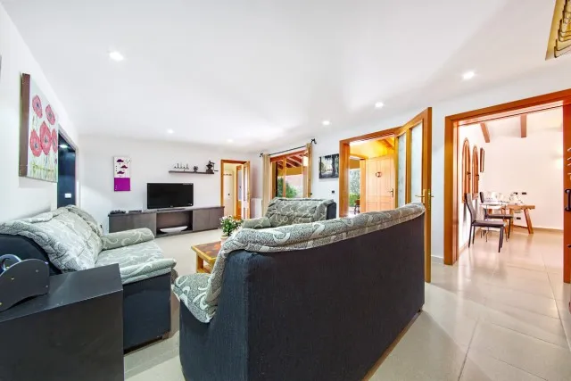 Superb villa with holiday rental license for sale in Puerto Pollensa, Mallorca — photo 4