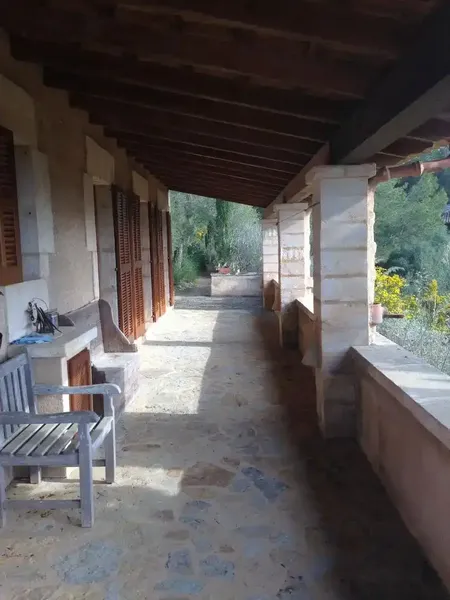 Sumérgete en el encanto del Mediterráneo en esta preciosa finca rural situada en Mallorca, en una ladera que regala vistas panorámicas a las — photo 2