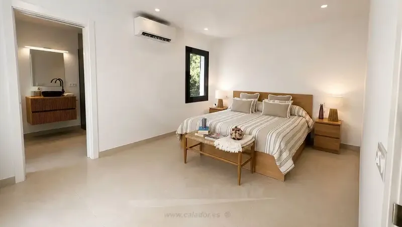 Situated on the first line facing the port of Portopetro, this villa stands out for its generous surface area, its wide views of the Mediterranean and — photo 12
