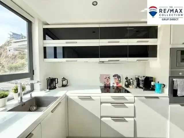 This beautiful penthouse occupies the top floor of a building with a communal pool and offers maximum privacy together with impressive views — photo 10
