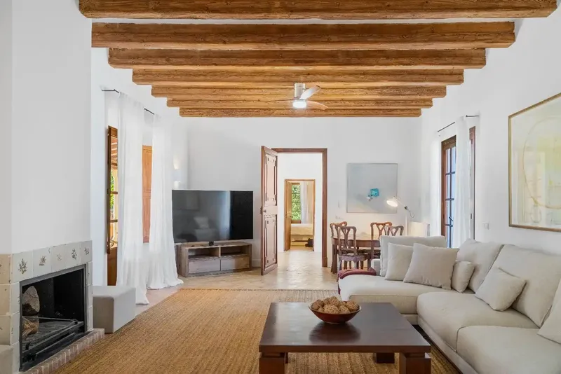 Private and quiet 182,000 m2 finca in Campanet with a 760 m2 newly built high-quality house with antique elements, such as bal — photo 2