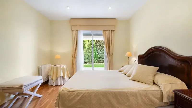 Large family duplex for sale in La Bonanova with clear sea views from the living room with terrace, accessed from the hallway — photo 7