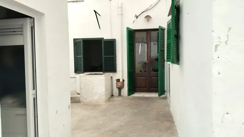 Cozy house in the old town of Portocolom with high ceiling, patio and terrace. It has 3 bedrooms all with windows, living-dining room — photo 1