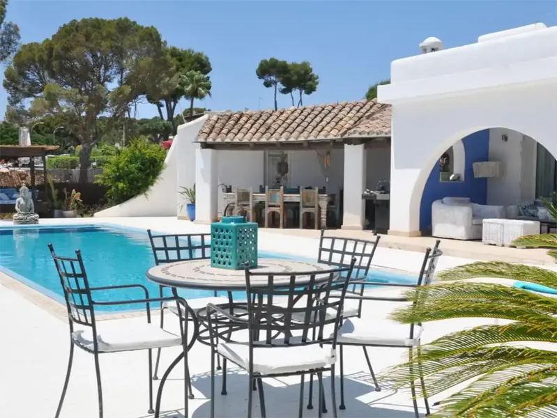 Experience the ultimate Mediterranean lifestyle with this stunning Ibizan-style villa for sale in Sol de Mallorca, one of Mallorca’s most ex — photo 1