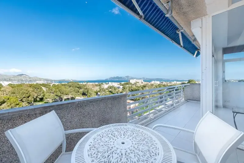 This impressive penthouse for sale in Puerto Pollensa offers stunning, unobstructed sea views, as well as a combination ex — photo 2
