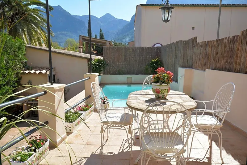 Semi-detached house with pool near the center — photo 3