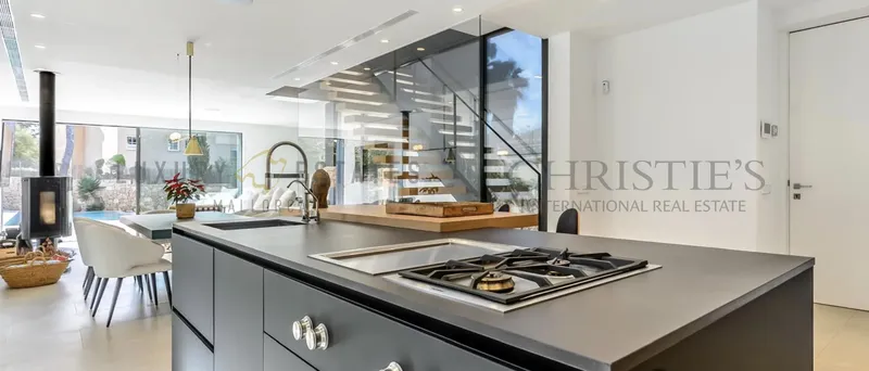 Luxurious villa with sea views in Portals Nous — photo 7