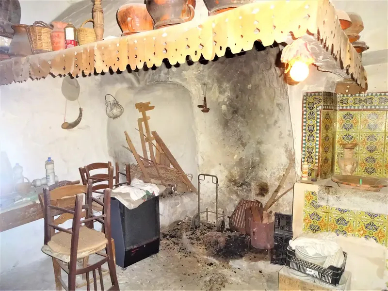 Exceptional manor house in Muro dating from 1919, distributed over 3 floors. It consists of entrance hall, living-dining room with arch — photo 11