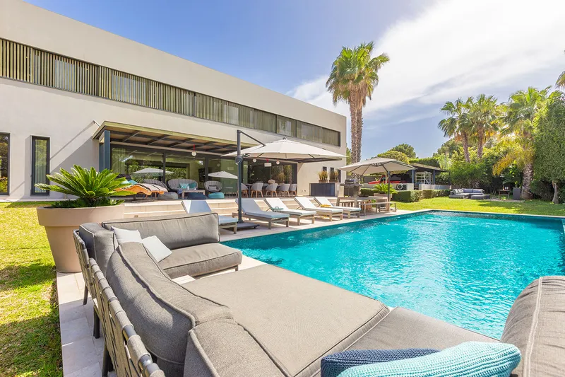 Modern villa with sea views in a central location — photo 1