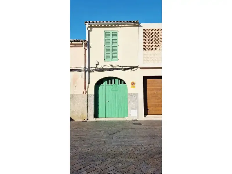 Hay casas que destacan por su ubicación y otras por su espacio. Esta reúne ambas cosas: 245 m² construidos en pleno centro de Manacor, con p — photo 1
