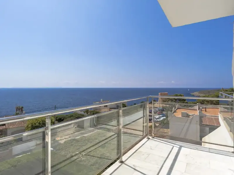 This beautiful south-facing apartment is located in a quiet urbanization of Cala Pi, just steps from the sandy beach. — photo 1