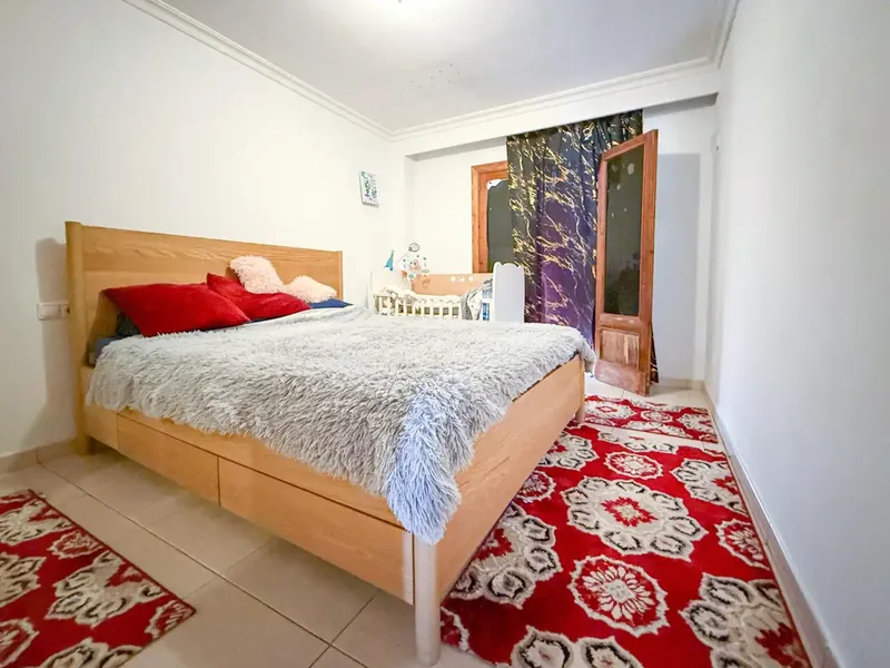 We present this spacious second floor without elevator that stands out for its large rooms and brightness. Located right on Gran Vía de Colón — photo 3