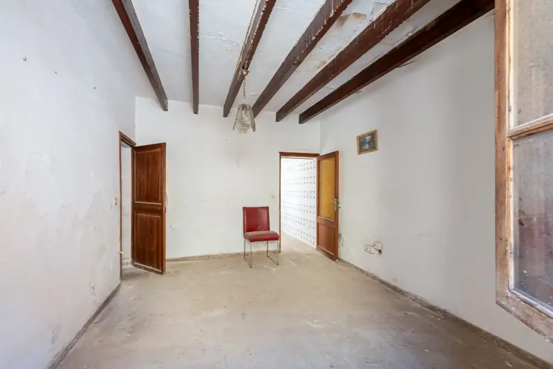 An excellent opportunity to acquire a traditional Majorcan village house in the heart of the old town of Alcúdia, just steps from its — photo 6